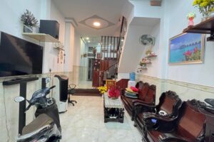 NHÀ TÁM DANH Q8 – HẺM XE HƠI TỚI NHÀ – CHỈ 6,6 TỶ  🏡 46m² | 1 trệt 2 lầu | Hoàn công đầy đủ  ✨ 4PN – 4WC | Thiết kế đẹp, cầu thang lệch tối ưu không gian  📍 Hẻm xe hơi, khu nhà đồng bộ, gần chợ & trường học, 5 phút Q5 – 10 phút trung tâm  📕 Sổ hồng
